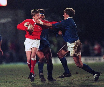 070298 - Wales v Italy - Italy Tour -  Arwel Thomas of Wales is tackled by Julian Gardner 