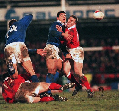 070298 - Wales v Italy - Italy Tour -  Allan Batemen of Wales tackles Cristian Stoica 