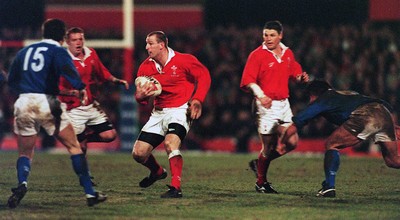 070298 - Wales v Italy - Italy Tour -  Gareth Thomas of Wales tries to find a way through 