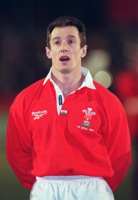 070298 - Wales v Italy - Italy Tour -  New Welsh captain Rob Howley sings the anthem 