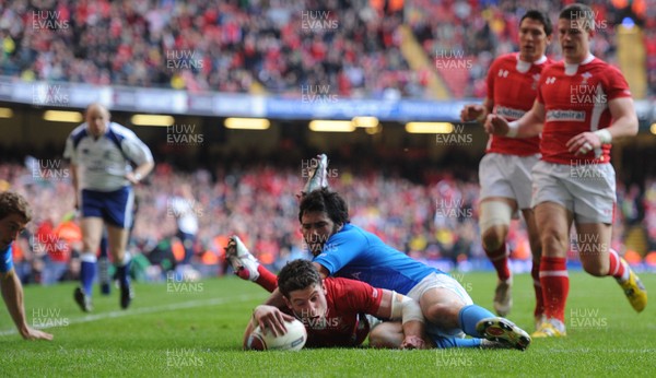 100312 - Wales v Italy - RBS Six Nations 2012 -Alex Cuthbert of Wales scores try