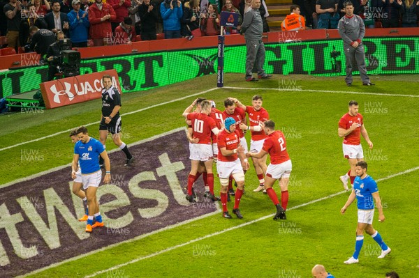 110318 - Wales v Italy, Nat West 6 Nations Championship - George North of Wales celebrates his try with team mates 