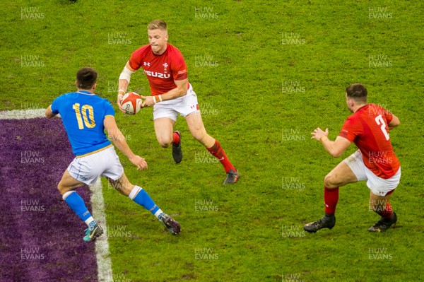 110318 - Wales v Italy, Nat West 6 Nations Championship - Gareth Anscombe of Wales makes a move against Tommaso Allan of Italy 