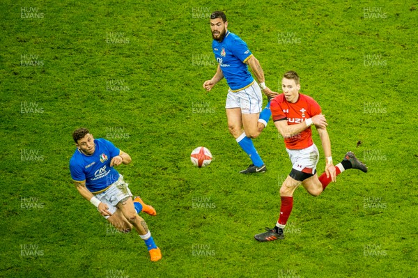 110318 - Wales v Italy, Nat West 6 Nations Championship - Liam Williams of Wales passes the ball out as Wales move forward 