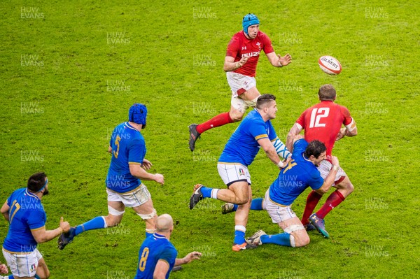 110318 - Wales v Italy, Nat West 6 Nations Championship - Justin Tipuric of Wales catches the ball 