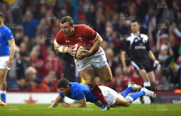 110318 - Wales v Italy - NatWest 6 Nations 2018 - Hadleigh Parkes of Wales scores try