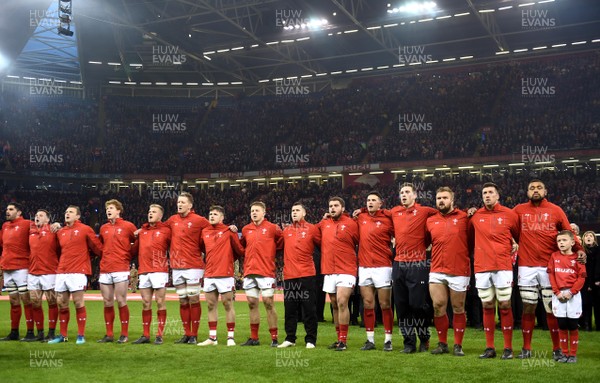 110318 - Wales v Italy - NatWest 6 Nations 2018 - Wales players during the anthems