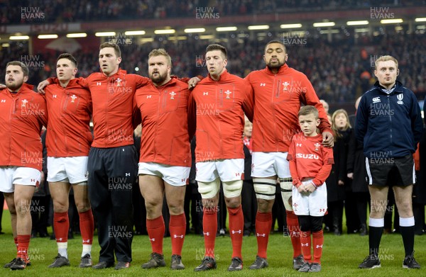 110318 - Wales v Italy - NatWest 6 Nations 2018 - Nicky Smith, Owen Watkin, George North, Tomas Francis, Justin Tipuric, Taulupe Faletau and Mascot during the anthems