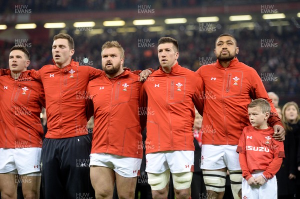 110318 - Wales v Italy - NatWest 6 Nations 2018 - Owen Watkin, George North, Tomas Francis, Justin Tipuric, Taulupe Faletau and Mascot during the anthems