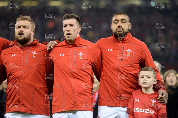 110318 - Wales v Italy - NatWest 6 Nations 2018 - Tomas Francis, Justin Tipuric, Taulupe Faletau and Mascot during the anthems