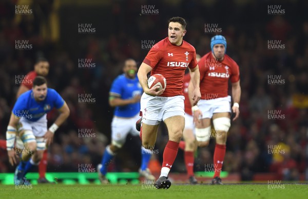 110318 - Wales v Italy - NatWest 6 Nations 2018 - Owen Watkin of Wales gets into space