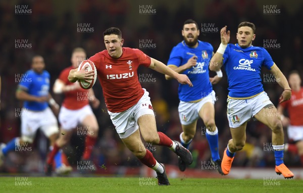 110318 - Wales v Italy - NatWest 6 Nations 2018 - Owen Watkin of Wales gets into space