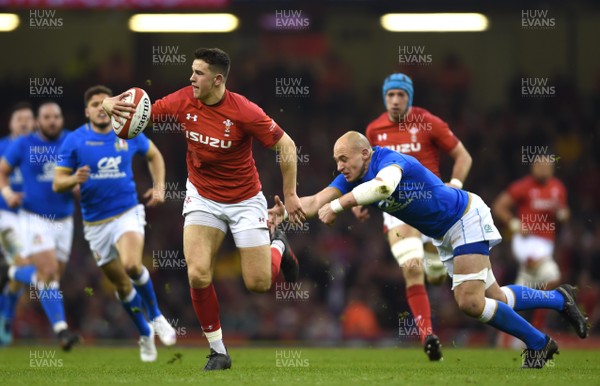 110318 - Wales v Italy - NatWest 6 Nations 2018 - Owen Watkin of Wales gets past Sergio Parisse of Italy