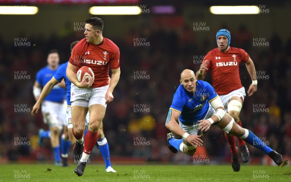 110318 - Wales v Italy - NatWest 6 Nations 2018 - Owen Watkin of Wales gets past Sergio Parisse of Italy