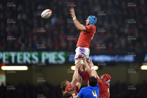110318 - Wales v Italy - NatWest 6 Nations 2018 - Justin Tipuric of Wales takes line out ball