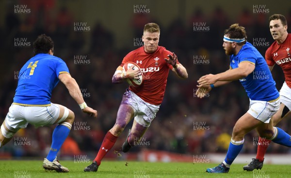 110318 - Wales v Italy - NatWest 6 Nations 2018 - Gareth Anscombe of Wales takes on Alessandro Zanni and Giovanni Licata of Italy