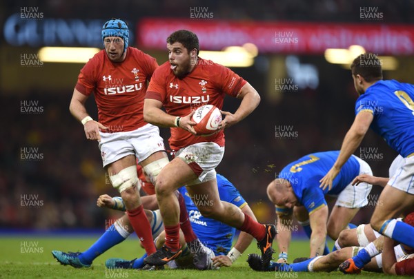 110318 - Wales v Italy - NatWest 6 Nations 2018 - Nicky Smith of Wales gets into space
