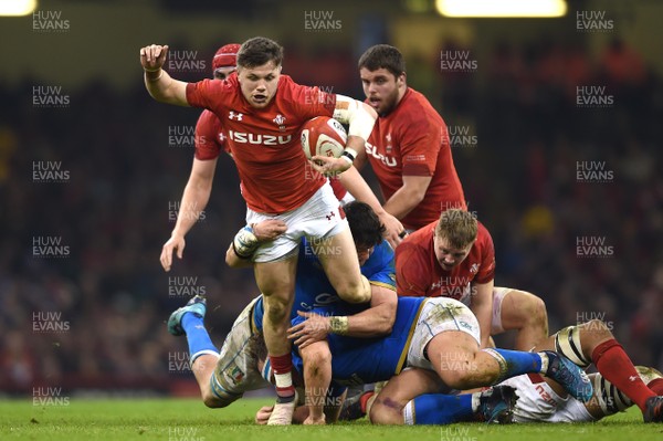 110318 - Wales v Italy - NatWest 6 Nations 2018 - Steff Evans of Wales spots a gap
