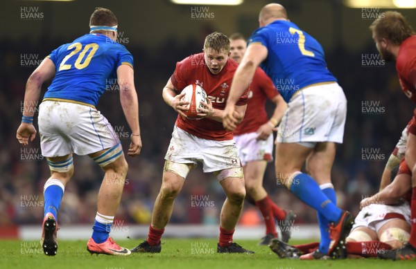 110318 - Wales v Italy - NatWest 6 Nations 2018 - James Davies of Wales takes on Giovanni Licata of Italy