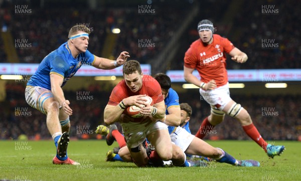 110318 - Wales v Italy - NatWest 6 Nations 2018 - George North of Wales scores try