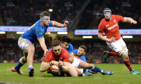 110318 - Wales v Italy - NatWest 6 Nations 2018 - George North of Wales scores try