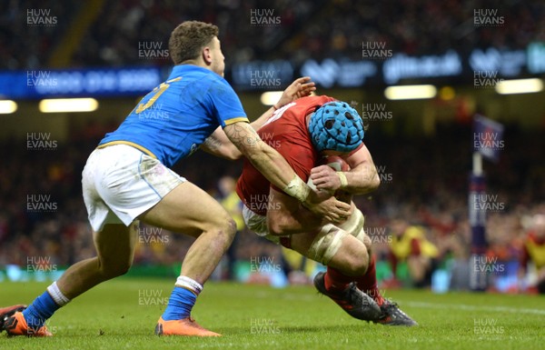 110318 - Wales v Italy - NatWest 6 Nations 2018 - Justin Tipuric of Wales beats Matteo Minozzi of Italy to score try
