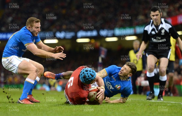 110318 - Wales v Italy - NatWest 6 Nations 2018 - Justin Tipuric of Wales beats Matteo Minozzi of Italy to score try