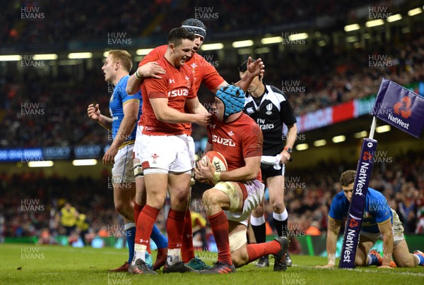 110318 - Wales v Italy - NatWest 6 Nations 2018 - Justin Tipuric of Wales celebrates scoring try with Seb Davies and Owen Watkin