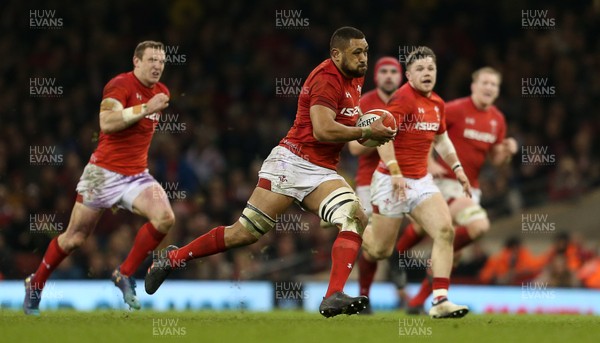 110318 - Wales v Italy - Natwest 6 Nations Championship - Taulupe Faletau of Wales makes a break