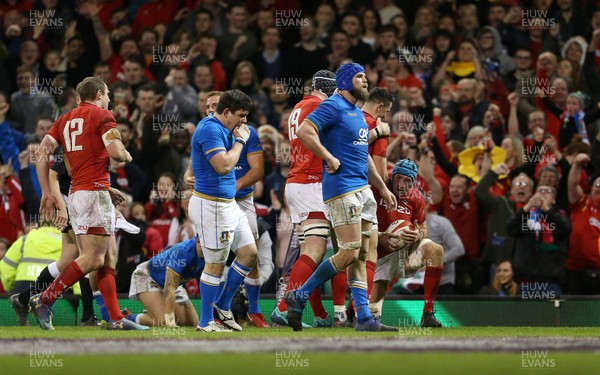 110318 - Wales v Italy - Natwest 6 Nations Championship - Justin Tipuric of Wales celebrates scoring a try with team mates
