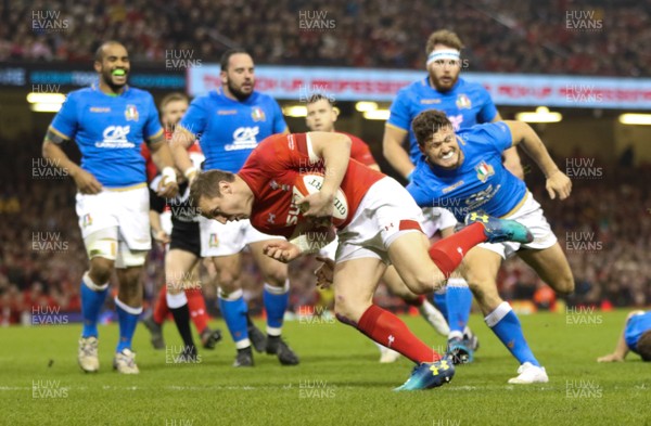 110318 - Wales v Italy, NatWest 6 Nations 2018 - Hadleigh Parkes of Wales breaks through the Italian defence to score try