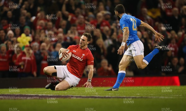 110318 - Wales v Italy, NatWest 6 Nations 2018 - George North of Wales races in to score try