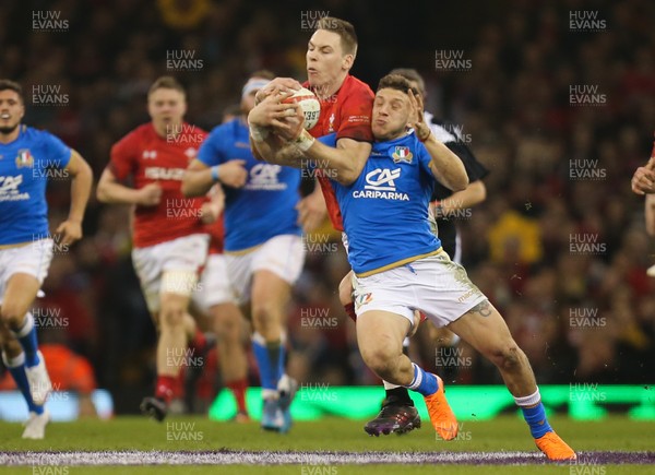 110318 - Wales v Italy, NatWest 6 Nations 2018 - Liam Williams of Wales and Matteo Minozzi of Italy compete for the ball