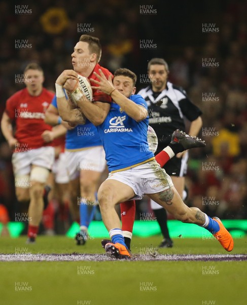 110318 - Wales v Italy, NatWest 6 Nations 2018 - Liam Williams of Wales and Matteo Minozzi of Italy compete for the ball