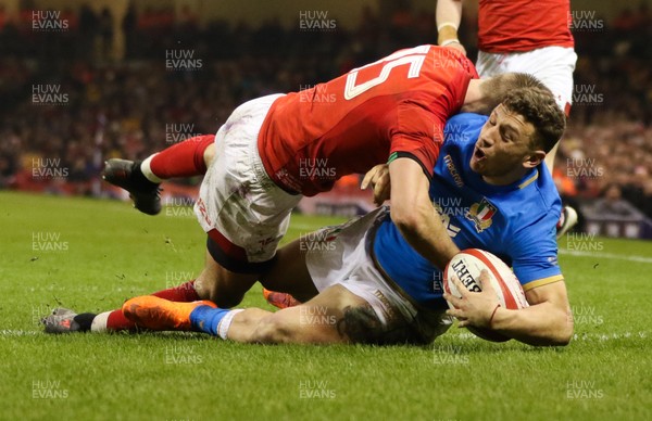 110318 - Wales v Italy, NatWest 6 Nations 2018 - Liam Williams of Wales tackles Matteo Minozzi of Italy resulting in a yellow card for Williams