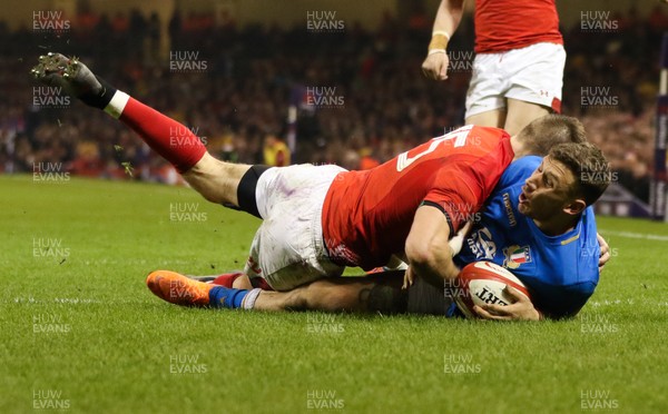110318 - Wales v Italy, NatWest 6 Nations 2018 - Liam Williams of Wales tackles Matteo Minozzi of Italy resulting in a yellow card for Williams