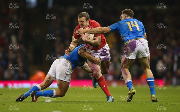 110318 - Wales v Italy, NatWest 6 Nations 2018 - Hadleigh Parkes of Wales takes on Giulio Bisegni of Italy  and Tommaso Benvenuti of Italy