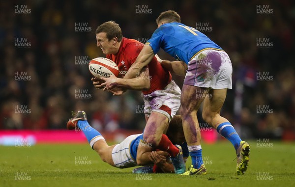 110318 - Wales v Italy, NatWest 6 Nations 2018 - Hadleigh Parkes of Wales takes on Giulio Bisegni of Italy  and Tommaso Benvenuti of Italy