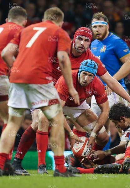 110318 - Wales v Italy, NatWest 6 Nations 2018 - Justin Tipuric of Wales looks to feed the ball out