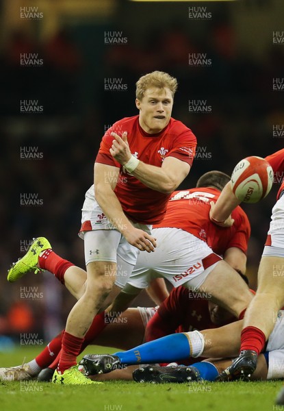 110318 - Wales v Italy, NatWest 6 Nations 2018 - Aled Davies of Wales feeds the ball out