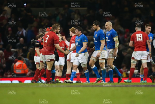 110318 - Wales v Italy, NatWest 6 Nations 2018 - The teams shake hands at the end of the match