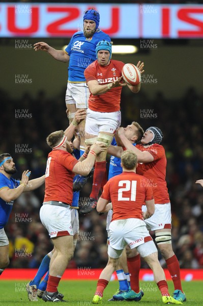 110318 - Wales v Italy - NatWest 6 Nations Championship - Justin Tipuric of Wales wins clean line out ball