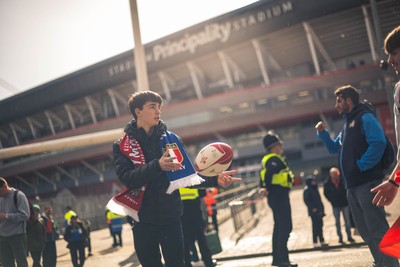 140326 - Wales v Italy - Guinness Six Nations - Fans Ahead of the game 