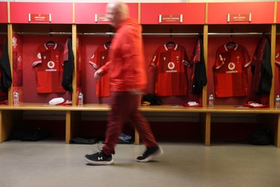 140326 - Wales v Italy - Guinness Six Nations Championship - Wales dressing room before the game