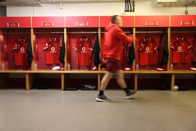 140326 - Wales v Italy - Guinness Six Nations Championship - Wales dressing room before the game