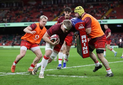 140326 - Wales v Italy - Guinness Six Nations Championship - Aaron Wainwright of Wales during the warm up