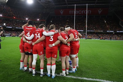 140326 - Wales v Italy - Guinness Six Nations Championship - Wales team huddle