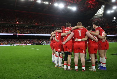 140326 - Wales v Italy - Guinness Six Nations Championship - Wales team huddle