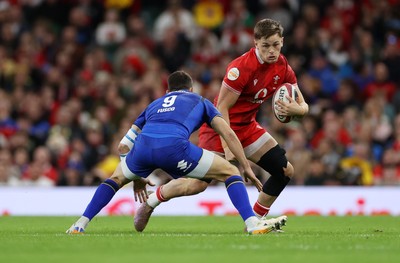 140326 - Wales v Italy - Guinness Six Nations Championship - Alex Mann of Wales is tackled by Alessandro Fusco of Italy 