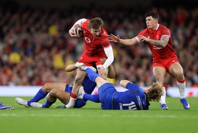 140326 - Wales v Italy - Guinness Six Nations Championship - Ellis Mee of Wales is tackled by Juan Ignacio Brex and Louis Lynagh of Italy 